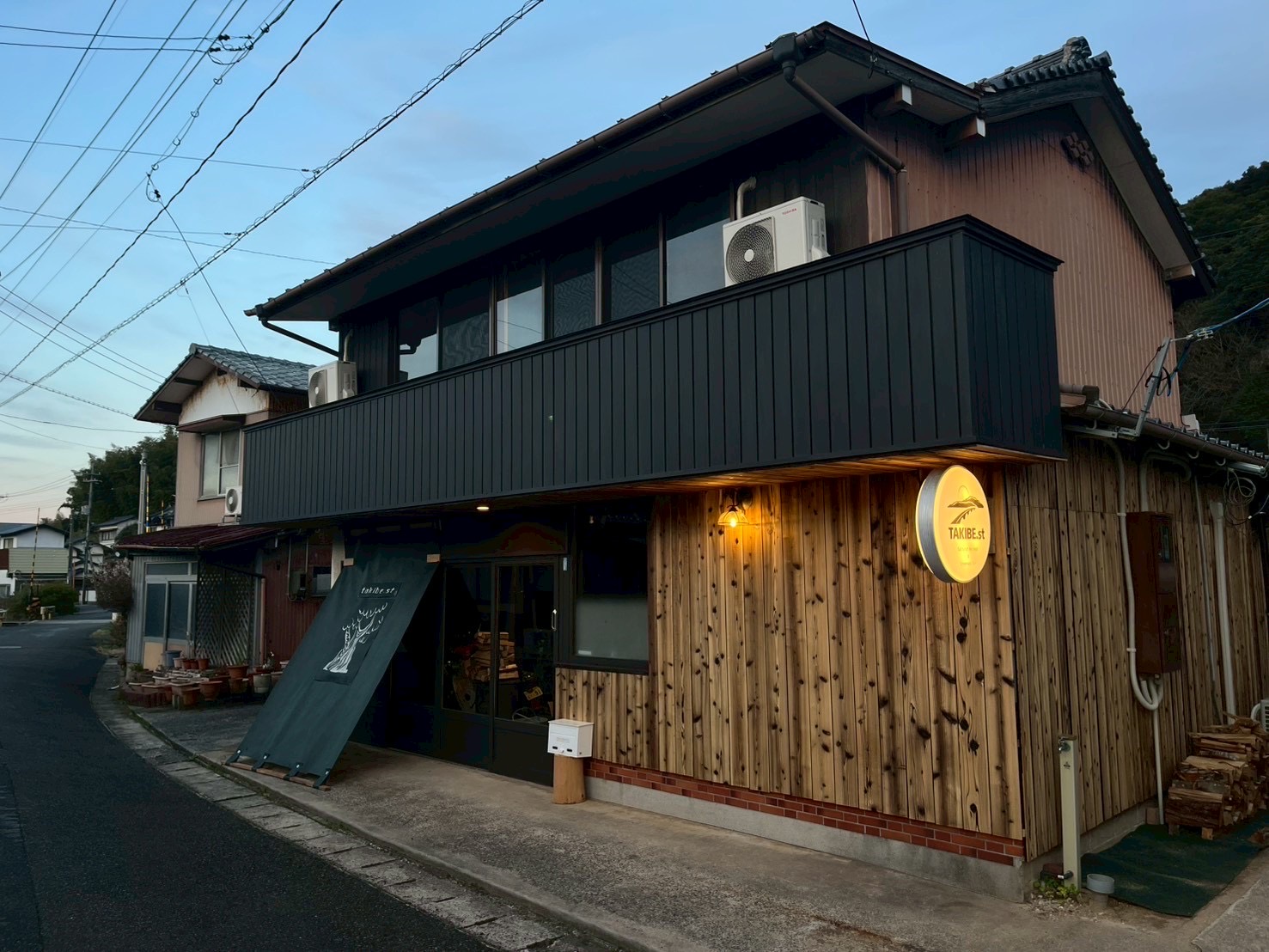 夕暮れ時のTAKIBE.st外観