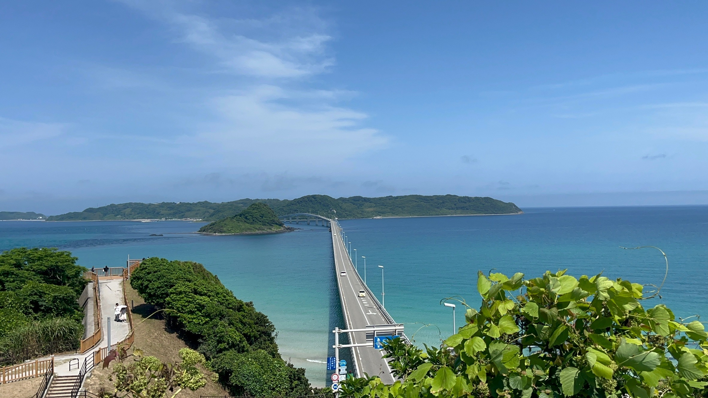 角島大橋と青い海